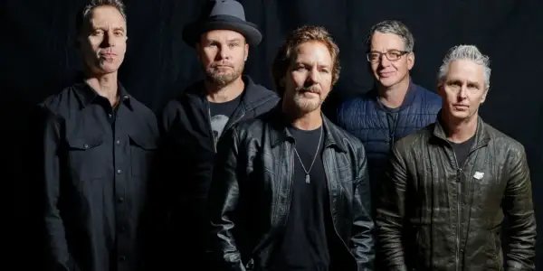 Zespół Pearl Jam, znany z kultowych albumów, pozuje do zdjęcia.